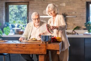 Casal Idoso Cozinhando Junto Em Uma Cozinha Moderna 1 hSNBQ H6U
