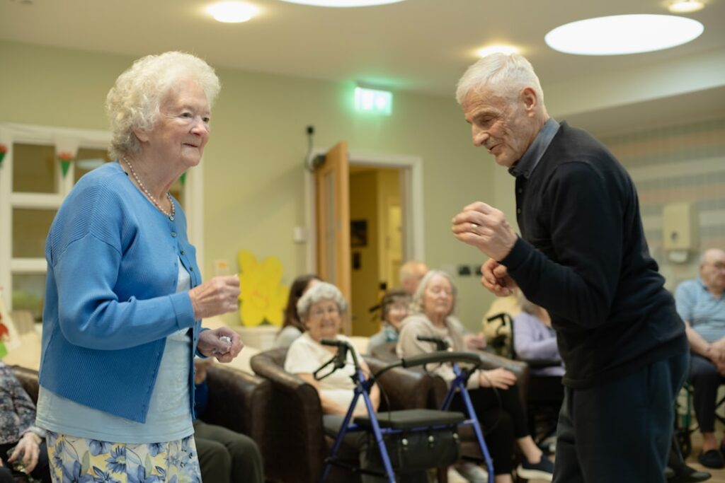 Casal Idoso Dancando Com Outros Assistindo gqOfINxKGVI