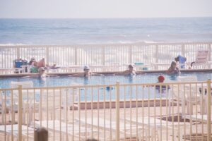 Pessoas Relaxando Em Uma Piscina a Beira Do Mar kLvxXGRZyM4