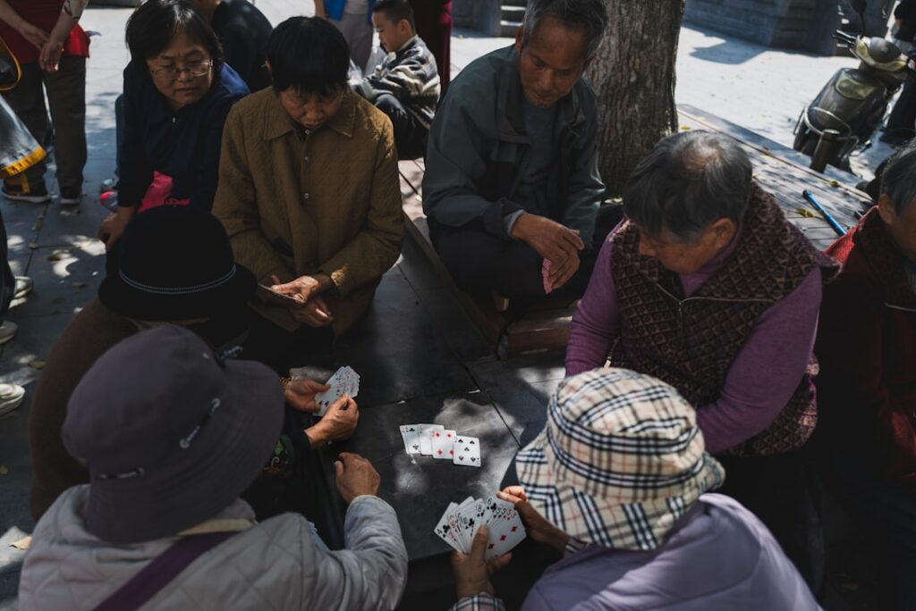 Idosos Jogando Cartas Ao Ar Livre Em Um Parque Ux OHqDyydA