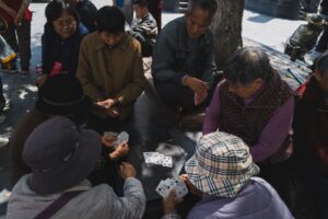 Idosos Jogando Cartas Ao Ar Livre Em Um Parque Ux OHqDyydA