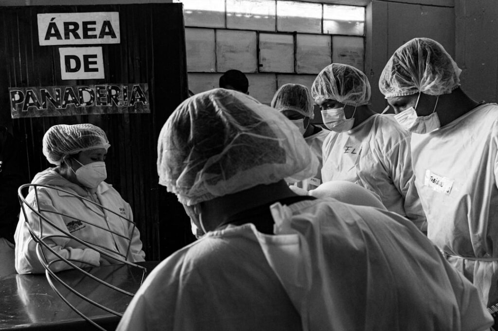 Uma Foto Em Preto E Branco De Um Grupo De Medicos 1klqE2a0gNI