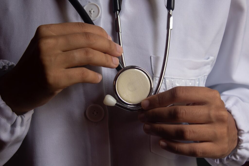 Um Medico Esta Segurando Um Estetoscopio Em Sua Mao D_DcXk8kSOU