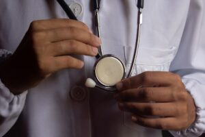 Um Medico Esta Segurando Um Estetoscopio Em Sua Mao D_DcXk8kSOU