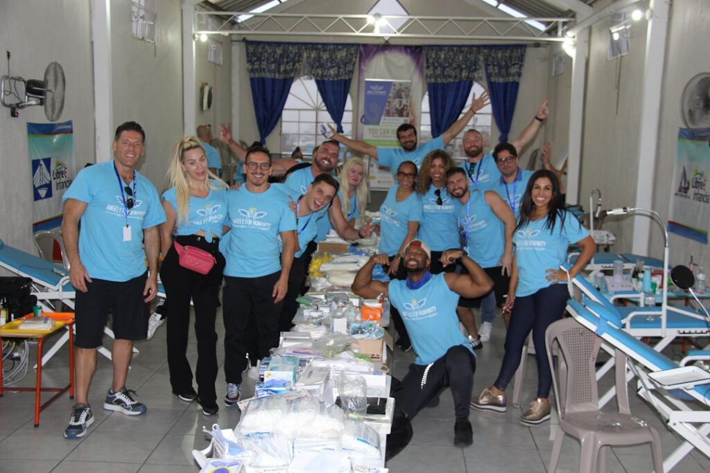 Um Grupo De Pessoas Em Camisas Azuis Posando Para Uma Foto DWg0RAgQeuA