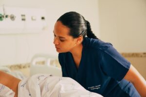 Uma Enfermeira Esta Atendendo Um Paciente Em Um Hospital KlBltbAwxWk