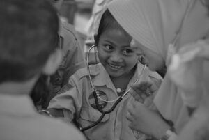 Fotografia Em Tons De Cinza De Uma Menina QZXTELI3oYo