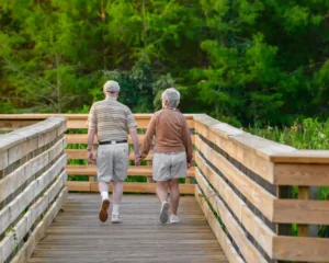Um Par De Pessoas Que Estao Andando Atraves De Uma Ponte IzIERuIwJWo