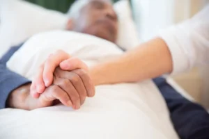 Residencial para idosos que precisam de cuidados paliativos: o que saber?