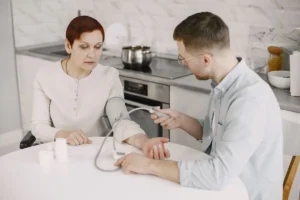 Day use para idosos com monitoramento contínuo: como funciona?