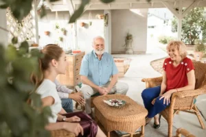 Idoso morar sozinho ou com a família: qual a melhor escolha?