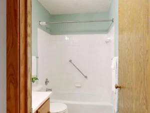 Quais adaptações domiciliares são essenciais para a segurança do idoso?