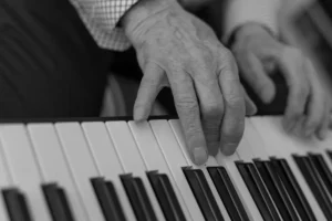 Quais são os benefícios da musicoterapia para idosos?