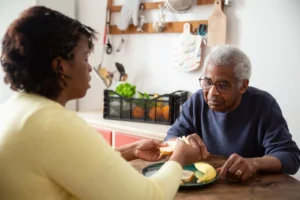Quem cuida da alimentação do idoso em um residencial?