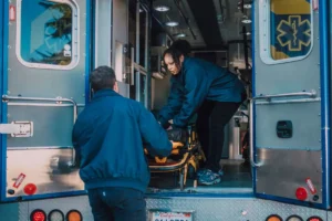 Residencial para idosos tem ambulância? Entenda como funciona